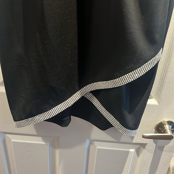 Black dress short with diamond style bottom - Picture 2 of 4